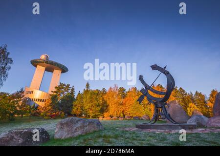 Moletai, Lituanie, 20 octobre 2020 Musée ethnocosmologique et observatoire moderne à Moletai, Lituanie. Observation du soleil dans le parc. Banque D'Images