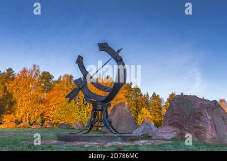 Moletai, Lituanie, 20 octobre 2020 Musée ethnocosmologique et observatoire moderne à Moletai, Lituanie. Observation du soleil dans le parc. Banque D'Images