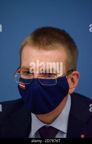 RIGA, LETTONIE. 21 octobre 2020. Conférence de presse d'Anze Logar, ministre slovène des Affaires étrangères et d'Edgars Rinkevics (sur cette photo), ministre letton des Affaires étrangères. Banque D'Images