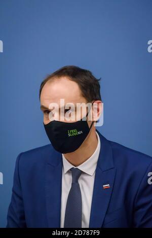 RIGA, LETTONIE. 21 octobre 2020. Conférence de presse d'Anze Logar (sur cette photo), ministre slovène des Affaires étrangères, et d'Edgars Rinkevics, ministre letton des Affaires étrangères. Banque D'Images