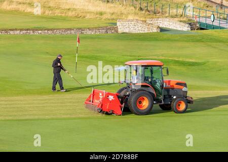 Greenkeepers travaillant sur le dix-huitième vert de mise à Carnoustie Championship Golf Links, Carnoustie, Angus, Écosse, Royaume-Uni Banque D'Images