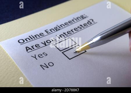 Une personne répond à une question sur l'ingénierie en ligne. Banque D'Images