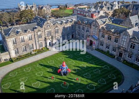 Les étudiants de premier cycle de l'Université de St Andrews se penchent de plus près sur Philip The Lobster dans le quartier de St Salvator's Quad, à St Andrews. Banque D'Images