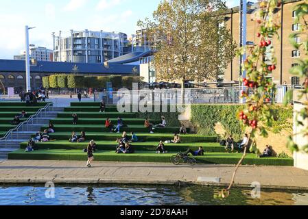 Couleurs d'automne sur Granary Square, près du canal Regents, à Kings Cross, au nord de Londres, Royaume-Uni Banque D'Images