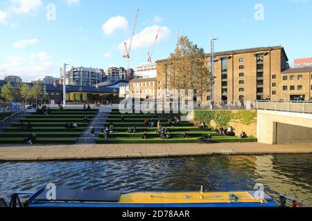 Couleurs d'automne sur Granary Square, près du canal Regents, à Kings Cross, au nord de Londres, Royaume-Uni Banque D'Images