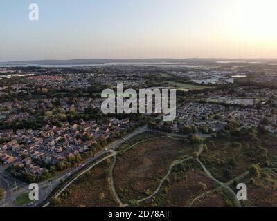 Vue aérienne de Canford Heath à Poole Royaume-Uni montrant des logements modernes, restant de la lande avec le port de Poole en arrière-plan. Banque D'Images