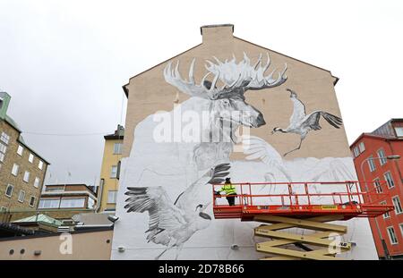 Linköping, Suède 20201001 cette semaine, le projet d'art de rue ARTSCAPE FORM a officiellement débuté à Östergötland. L'artiste Stina Folkebranant peint une grande murale dans le centre de Linköping. Photo de Jeppe Gustafsson Banque D'Images