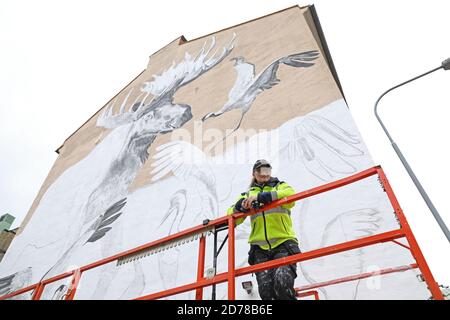 Linköping, Suède 20201001 cette semaine, le projet d'art de rue ARTSCAPE FORM a officiellement débuté à Östergötland. L'artiste Stina Folkebranant peint une grande murale dans le centre de Linköping. Photo de Jeppe Gustafsson Banque D'Images