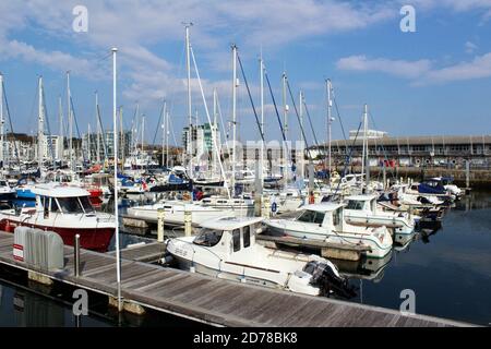 Bateaux dans le port de Sutton sur le Barbican à Plymouth, Devon, Angleterre. Le port de Sutton était le dernier point de départ en Angleterre du navire Mayflower. Banque D'Images