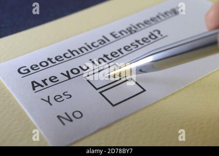 Une personne répond à une question sur l'ingénierie géotechnique. Banque D'Images