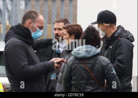 Vicky McClure (au centre) et Martin Compston (deuxième à droite) sur l'ensemble de la sixième série de Line of Duty, qui est en train de filmer dans le quartier de la cathédrale, Belfast. Banque D'Images