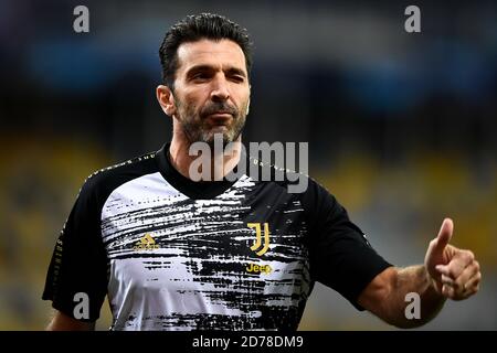 Kiev, Ukraine - 20 octobre 2020 : Gianluigi Buffon de Juventus FC gestes avant le match de football de la Ligue des champions de l'UEFA entre le FC Dynamo Kyiv et le FC Juventus. Juventus FC a remporté 2-0 victoires sur FC Dynamo Kyiv. Credit: Nicolò Campo/Alay Live News Banque D'Images