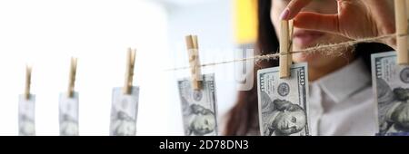 Les femmes prennent une facture de 100 $ hors de la ligne de vêtements Banque D'Images