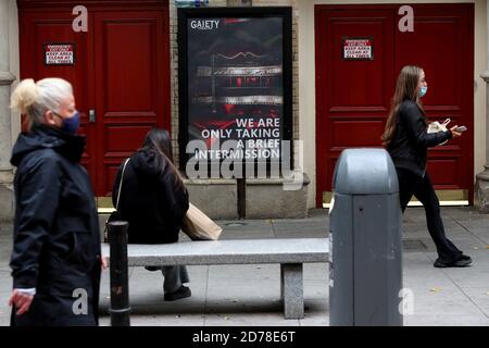 Un panneau devant le théâtre Gaiety dans le centre-ville de Dublin. A partir de minuit mercredi, toute l'Irlande sera soumise à des restrictions de niveau 5 pour six semaines afin de lutter contre l'augmentation des cas de coronavirus. Banque D'Images