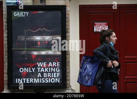 Un panneau devant le théâtre Gaiety dans le centre-ville de Dublin. A partir de minuit mercredi, toute l'Irlande sera soumise à des restrictions de niveau 5 pour six semaines afin de lutter contre l'augmentation des cas de coronavirus. Banque D'Images