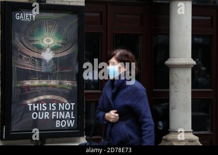 Un panneau devant le théâtre Gaiety dans le centre-ville de Dublin. A partir de minuit mercredi, toute l'Irlande sera soumise à des restrictions de niveau 5 pour six semaines afin de lutter contre l'augmentation des cas de coronavirus. Banque D'Images