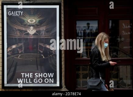 Un panneau devant le théâtre Gaiety dans le centre-ville de Dublin. A partir de minuit mercredi, toute l'Irlande sera soumise à des restrictions de niveau 5 pour six semaines afin de lutter contre l'augmentation des cas de coronavirus. Banque D'Images