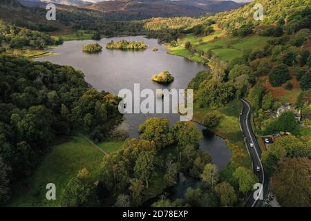 Un paysage aérien par drone du lac Rydal Water vers Grasmere dans le parc national Lake District, Royaume-Uni pendant l'été ou l'automne Banque D'Images