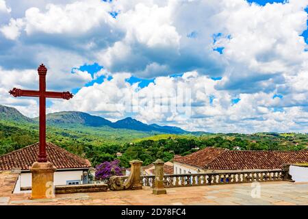 Vue sur la ville et les montagnes de la ville historique De Tiradentes dans l'état de Minas Gerais de cimetière avec son crucifix Banque D'Images