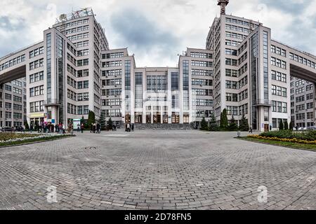 La façade du bâtiment Derzhprom (Gosprom) à Kharkiv par un froid jour d'automne - tourné sur un objectif ultra-large - Kharkiv, Ukraine, 21 octobre 2020 Banque D'Images