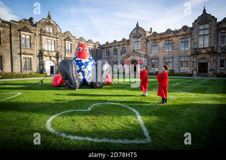 Les étudiants de premier cycle James Knight (à gauche) et Ignacio Ugalde de l'Université de St Andrews prennent des photos de Philip The Lobster dans le quartier de St Salvator's Quad, à St Andrews. Banque D'Images