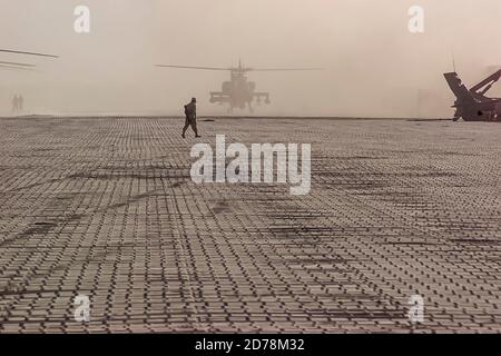 Armée américaine Boeing AH-64 Apache lors de la mission I province de Paktika à Sharana, Afghanistan, 25, octobre 2002. Amel Emric Banque D'Images