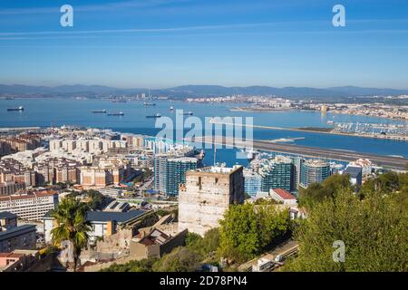 Gibraltar, vue sur le château mauresque, avec la Linea, Espagne au loin Banque D'Images