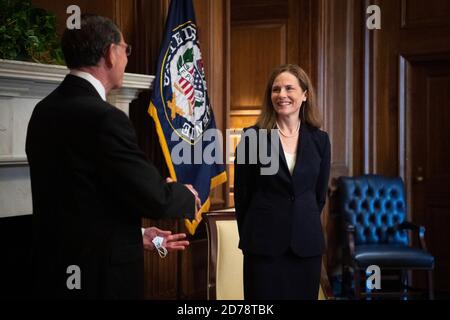 Washington, DC, États-Unis. 15 octobre 2020. ÉTATS-UNIS - 21 OCTOBRE : la juge Amy Coney Barrett, candidate du président Donald Trump à la Cour suprême, à droite, rencontre le sénateur John Barrasso, R-Wyo., au Capitole, le mercredi 21 octobre 2020. (Photo de piscine par Caroline Brehman/Pool/Sipa USA) Credit: SIPA USA/Alay Live News Banque D'Images