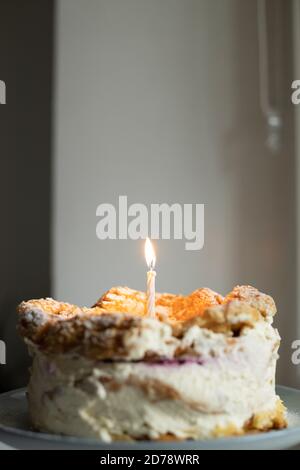 Gâteau polonais à la crème de montagne de Carpathian avec bougie de date de naissance . Karpatka maison. Banque D'Images