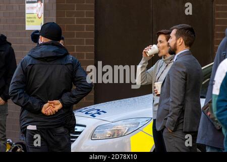 Vicky McClure et Martin Compston sur l'ensemble de la sixième série de Line of Duty, qui est en train de filmer dans le quartier de la cathédrale, à Belfast. Banque D'Images