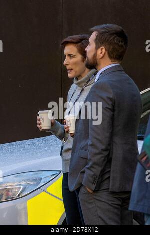 Vicky McClure et Martin Compston sur l'ensemble de la sixième série de Line of Duty, qui est en train de filmer dans le quartier de la cathédrale, à Belfast. Banque D'Images