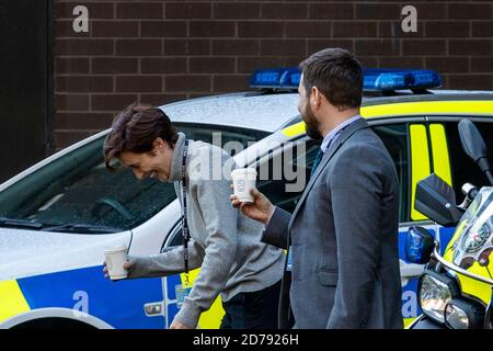 Vicky McClure et Martin Compston sur l'ensemble de la sixième série de Line of Duty, qui est en train de filmer dans le quartier de la cathédrale, à Belfast. Banque D'Images