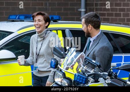 Vicky McClure et Martin Compston sur l'ensemble de la sixième série de Line of Duty, qui est en train de filmer dans le quartier de la cathédrale, à Belfast. Banque D'Images