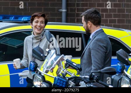 Vicky McClure et Martin Compston sur l'ensemble de la sixième série de Line of Duty, qui est en train de filmer dans le quartier de la cathédrale, à Belfast. Banque D'Images