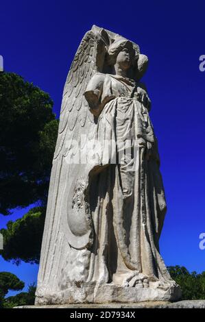 Imposante statue de victoire ailée du 1er siècle après J.-C., inspirée par un original hellénistique, qui pour les citoyens d'Ostia Antica, le port maritime de Rome antique, représentait Minerva, déesse de sagesse et de commerce. La statue orne probablement une fois la Porta Romana, porte orientale du port de Rome. Ostia, aujourd'hui en Latium, en Italie, a été fondée au VIIe siècle av. J.-C. à l'embouchure du Tibre. Il a prospéré pendant des siècles pendant que les empereurs romains construirent des palais, des monuments et des bâtiments publics, mais a perdu son rôle de premier plan en raison de l'envasement du port. La ville a finalement été abandonnée au IXe siècle après J.-C. Banque D'Images