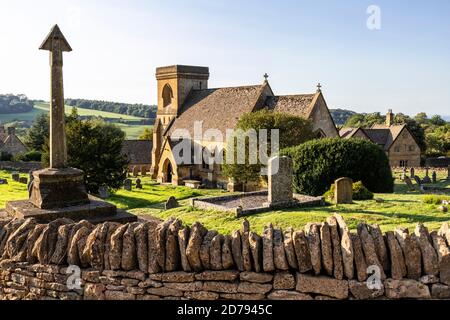 Lumière du soir sur l'église St Barnabas dans le village Cotswold de Snowshill, Gloucestershire Royaume-Uni Banque D'Images