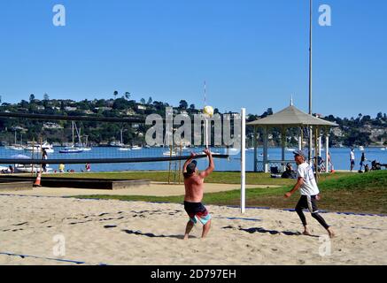 les adultes jouent au volley-ball dans le parc dumphy de sausalito california usa Banque D'Images