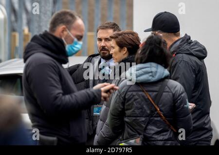 Vicky McClure et Martin Compston sur l'ensemble de la sixième série de Line of Duty, qui est en train de filmer dans le quartier de la cathédrale, à Belfast. Banque D'Images