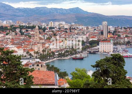 Vue panoramique sur la ville depuis la colline de Marjan avec le palais de l'empereur Dioclétien et le port de ferry à Split, Croatie Banque D'Images