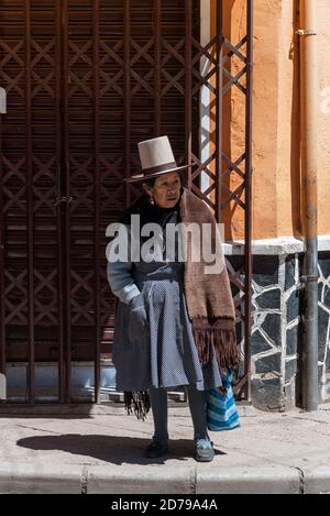 23 février 2020: Femme bolivienne âgée avec des vêtements traditionnels des montagnes andines. Potos’, Bolivie Banque D'Images