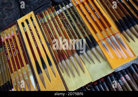 Pinceaux de calligraphie en boîtes à vendre en magasin à Xian, en Chine Banque D'Images