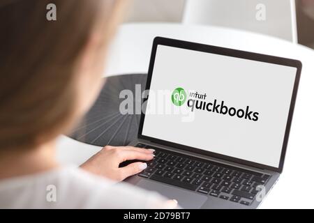 Guilherand-Granges, France - 21 octobre 2020. Ordinateur portable avec logo Intuit Quickbooks. Service de logiciel de comptabilité américain pour petit et moyen-taille b Banque D'Images