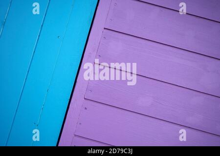 Peinture bleu pâle et pourpre sur une cabane de plage Norfolk Banque D'Images