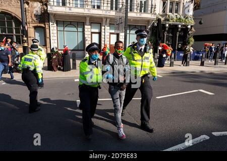 La police a arrêté un manifestant éthiopien pour avoir enfreint les restrictions de distance sociale de la COVID-19, manifestation de personnes d'Oromo, Whitehall, Londres, 10 septembre Banque D'Images