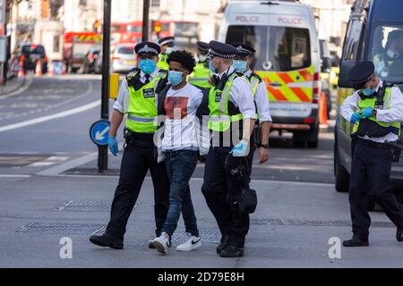 La police a arrêté un manifestant éthiopien pour avoir enfreint les restrictions de distance sociale de la COVID-19, manifestation de personnes d'Oromo, Whitehall, Londres, 10 septembre Banque D'Images