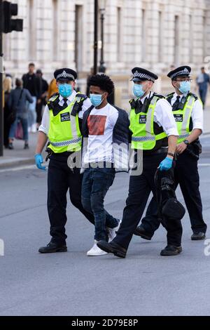 La police a arrêté un manifestant éthiopien pour avoir enfreint les restrictions de distance sociale de la COVID-19, manifestation de personnes d'Oromo, Whitehall, Londres, 10 septembre Banque D'Images