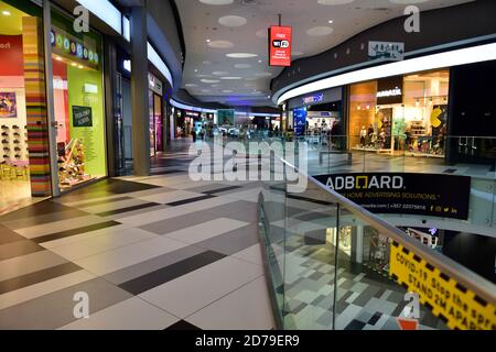 Intérieur d'un grand centre commercial, "Kings Avenue", Paphos, Chypre Banque D'Images