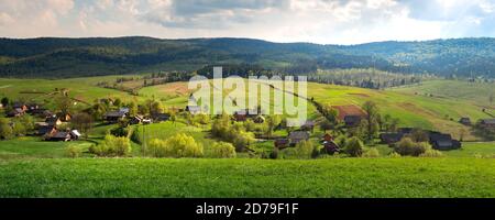 Paysage rural avec village pittoresque de Volovets au coucher du soleil avec vert Champs et collines dans les Carpathian Mountains Banque D'Images