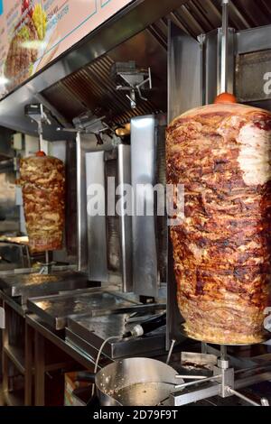 Le porc et le bœuf Giros qui s'élance dans le restaurant chypriote Banque D'Images