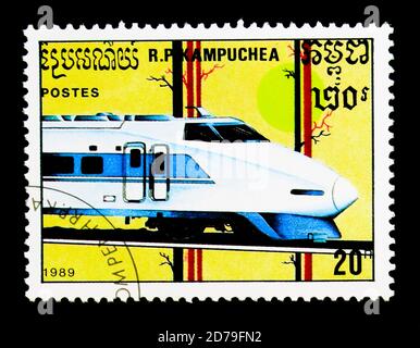 MOSCOU, RUSSIE - 21 DÉCEMBRE 2017 : un timbre imprimé à Kampuchea (Cambodge) montre train, série, vers 1989 Banque D'Images